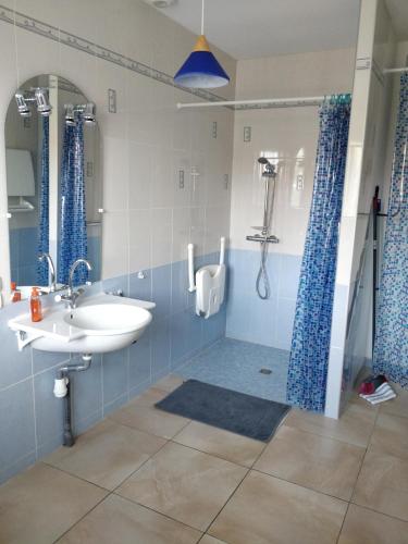 une salle de bain avec un lavabo et une douche dans l'établissement Maison au cœur de la Côte D'Opale, à Bellebrune