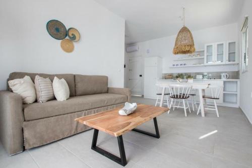 ein Wohnzimmer mit einem Sofa und einem Tisch in der Unterkunft Bella vista Suites in Karpathos