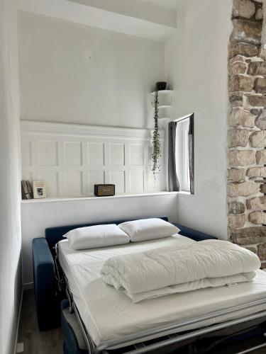 un lit avec deux oreillers dessus dans une chambre dans l'établissement Appartement 42m² à Acotz, à Saint-Jean-de-Luz