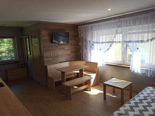 Habitación pequeña con mesa y ventana en Leśna 5E, en Sztutowo