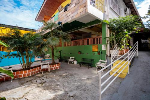 um edifício com uma escada amarela em frente em Local Hostel Manaus em Manaus