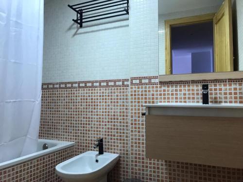 uma casa de banho com um lavatório, um WC e um espelho. em Balcón de La Iruela em La Iruela