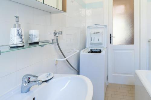 Et badeværelse på Apartment IVO near the sea