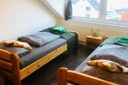 1 dormitorio con 2 camas y ventana en dock one - Grömitz en Grömitz