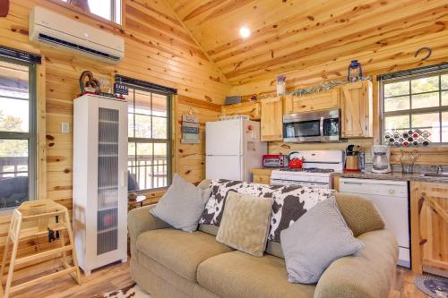Η κουζίνα ή μικρή κουζίνα στο Cozy Lake Sardis Cabin with Stunning View!