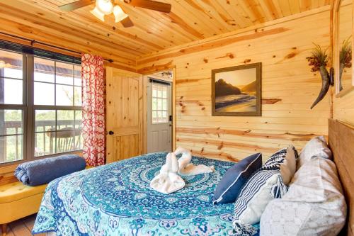 Ένα ή περισσότερα κρεβάτια σε δωμάτιο στο Cozy Lake Sardis Cabin with Stunning View!