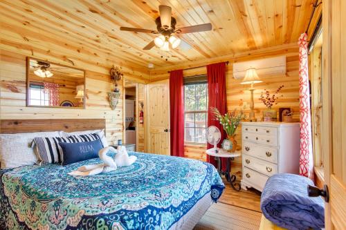 Cozy Lake Sardis Cabin with Stunning View! في Clayton: غرفة نوم مع سرير في كابينة خشب