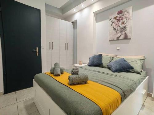Un dormitorio con una cama grande con dos animales de peluche. en The Cozy Nest in Rhodes town, en Rodas