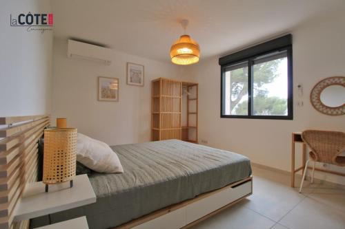 une chambre avec un grand lit et une fenêtre dans l'établissement La Pastissière - 6 couchages, à Carry-le-Rouet