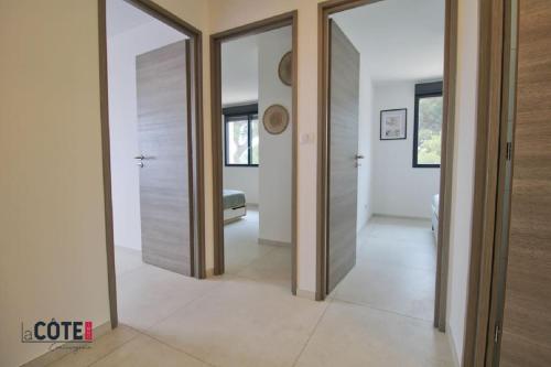 - un couloir avec des portes coulissantes dans une maison dans l'établissement La Pastissière - 6 couchages, à Carry-le-Rouet