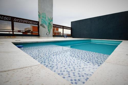 Bazén v ubytování Departamentos General Paz by Lugar nebo v jeho okolí