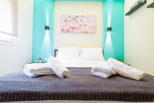 - une chambre avec un lit et 2 oreillers dans l'établissement Niovi, Stylish Apartment Near the Waterfront, à Thessalonique