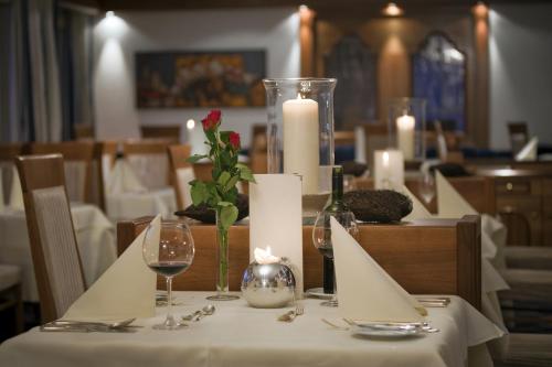 Alpin Art & Spa Hotel Naudererhof Superiorで提供されているドリンク