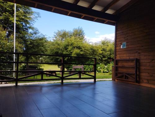 a large screened porch with a fence and a bench at Monoambiente Panguipulli in Panguipulli