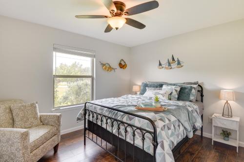 Postel nebo postele na pokoji v ubytování Inviting Granbury Home with Fire Pit 3 Mi to Lake!