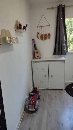 a room with a toy race car on the floor at Maison familiale in Podensac