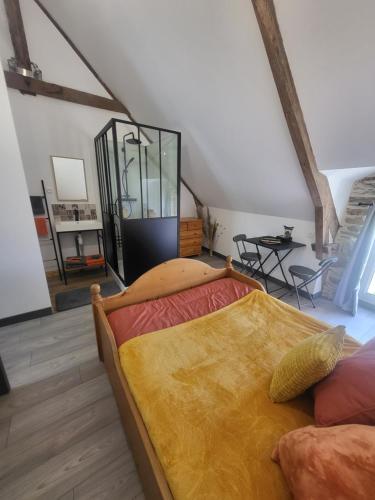 La Grée-Saint-Laurent的住宿－chambres d'hôtes Le Galouray，一间卧室配有一张床和一张桌子