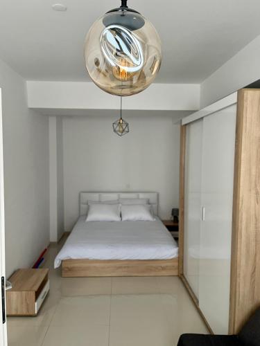 una camera da letto con un letto e una lampada di The Emerald Dream a Ohrid