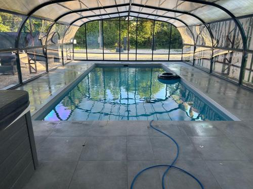 una piscina en un edificio con un túnel en Le Domaine du Lavoir, en Villemoiron-en-Othe