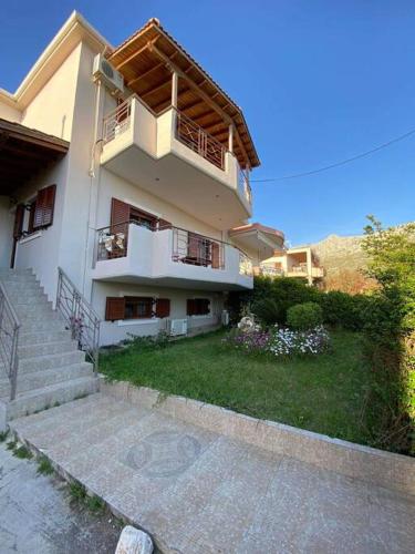 Το κτήριο όπου στεγάζεται  το διαμέρισμα