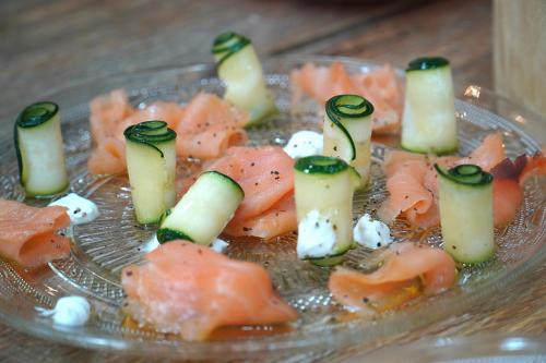 a plate of food with sushi on a table at וילה אלטה בוטיק - לנפוש בארץ להרגיש בחו"ל in Mishmār Hāyardin