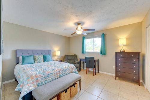 1 dormitorio con 1 cama, 1 silla y 1 ventana en Dog-Friendly Home with Yard about 6 Miles to the Beach!, en Sarasota
