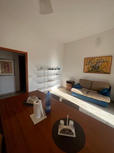 a living room with a couch and a table at A CASA di ROSA,fronte spiaggia, piscina,parcheggio in Trapani