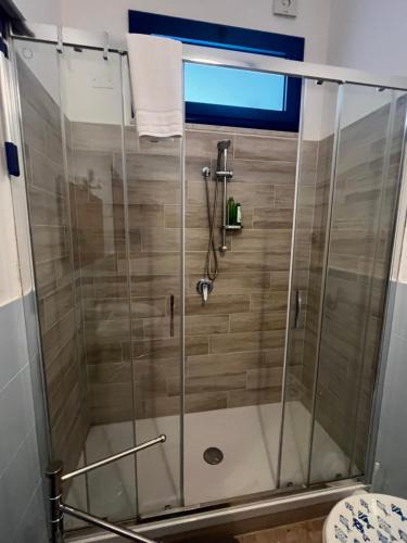 a shower with a glass door in a bathroom at A CASA di ROSA,fronte spiaggia, piscina,parcheggio in Trapani