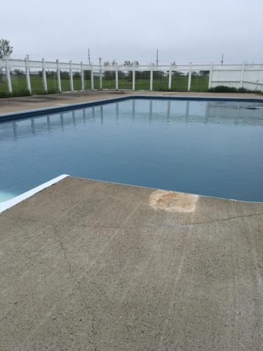 ein großer Wasserpool mit einer Brücke im Hintergrund in der Unterkunft Auberge Janine du Havre in Shippagan