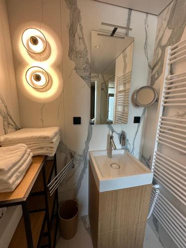 ein Bad mit einem Waschbecken und einem Spiegel in der Unterkunft Penati golf by Kate in Šajdíkove Humence