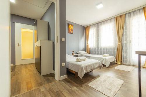 ein Krankenhauszimmer mit 2 Betten und einem Fenster in der Unterkunft Flamingo Apartment in Pristina