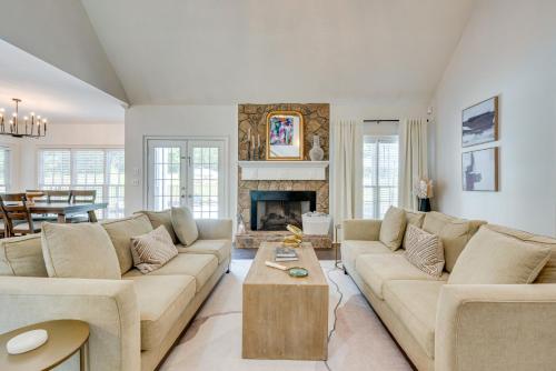 Area soggiorno di Newnan Vacation Rental with Pool and Pickleball Court!