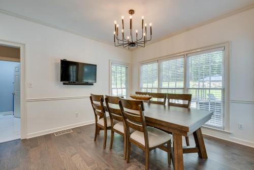 TV o dispositivi per l'intrattenimento presso Newnan Vacation Rental with Pool and Pickleball Court!