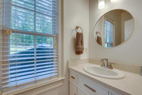 Foto dalla galleria di Newnan Vacation Rental with Pool and Pickleball Court! a Newnan