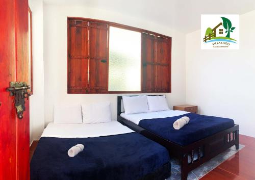 a bedroom with two beds and a window at Casa Campestre Villa Lago in Quebradanegra