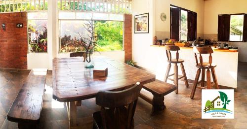 a dining room with a wooden table and chairs at Casa Campestre Villa Lago in Quebradanegra