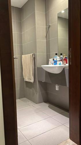 La salle de bains est pourvue d'un lavabo et d'une douche. dans l'établissement Home 4U in Dubai Center, à Dubaï