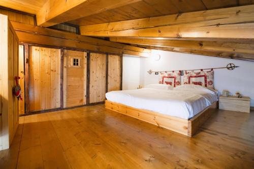 Ein Bett oder Betten in einem Zimmer der Unterkunft --15 minuti da Courmayeur--Borgo Storico
