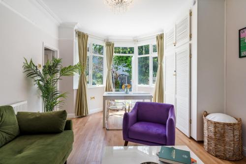 Posezení v ubytování Lovely garden apartment in Wimbledon Town Centre with private parking by Wimbledon Holiday Lets
