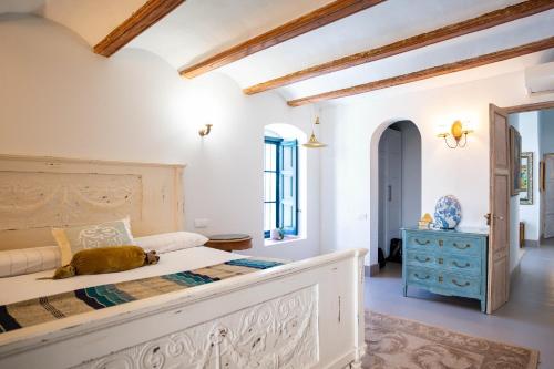 a bedroom with a large bed and a blue dresser at Valencia Luxury Guest House in Godella