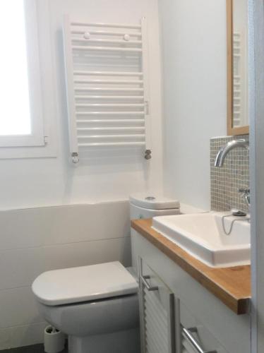 Baño blanco con aseo y lavamanos en Alderdi Eder, en San Sebastián