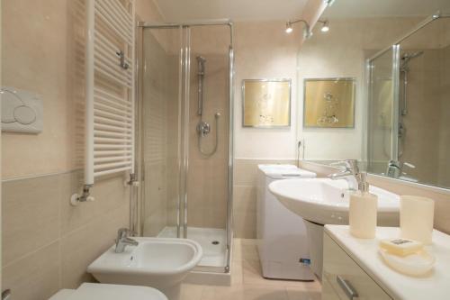 uma casa de banho com um chuveiro, um WC e um lavatório. em Residence Santa Tecla em Trieste