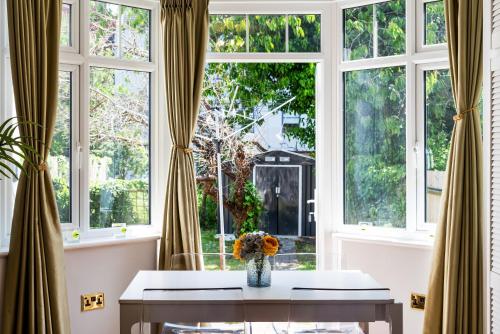 Zahrada ubytování Lovely garden apartment in Wimbledon Town Centre with private parking by Wimbledon Holiday Lets