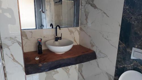 a bathroom with a bowl sink and a mirror at Villa olive junior in Ula