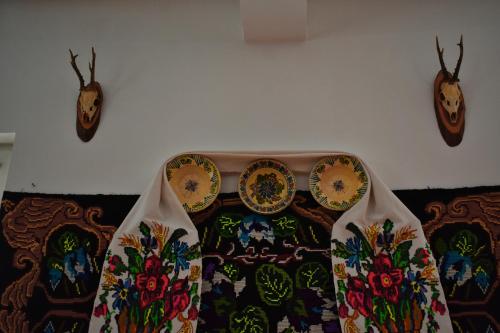 a group of plates on a wall with a wall at Casa Papițu in Vadu Izei