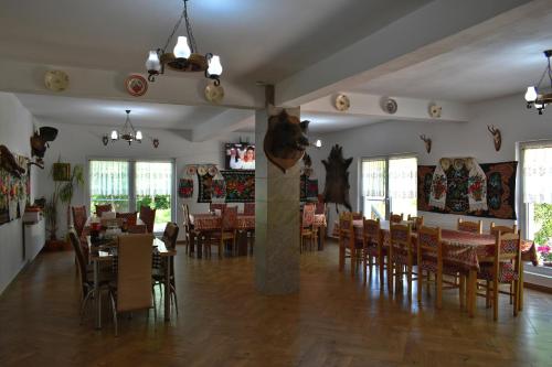 un restaurante con mesas y sillas en una habitación en Casa Papițu, en Vadu Izei