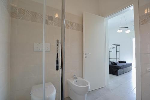 ein Bad mit einem WC, einem Waschbecken und einer Dusche in der Unterkunft Salentuosi Camere in Racale