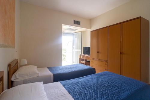 Postel nebo postele na pokoji v ubytování Hotel La Fonte a 300m uscita A14 Pescara Nord