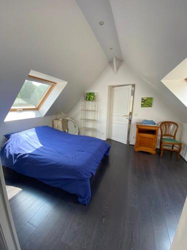 une chambre avec un lit, un bureau et une fenêtre dans l'établissement gite de la Vallée, à Bourdainville