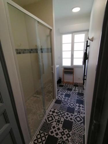 La salle de bains est pourvue d'une douche et de carrelage. dans l'établissement Proche gare et centre-ville de Poitiers Emplacement idéal, à Poitiers